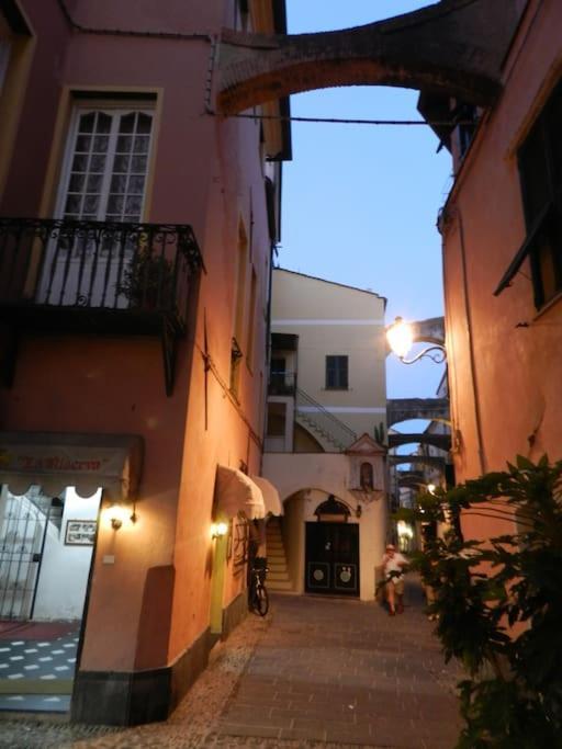 דירות Sea View, In The Old Town סנטו סטפנו אל מארה מראה חיצוני תמונה